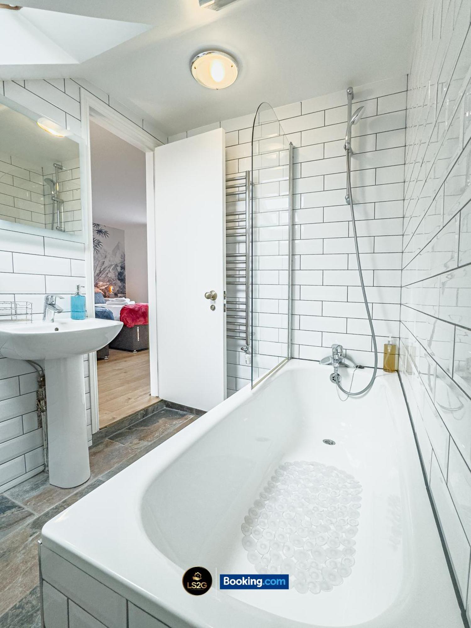 Stunning House By Ls2G Short Lets & Serviced Accommodation Greater London With Free Wifi ภายนอก รูปภาพ